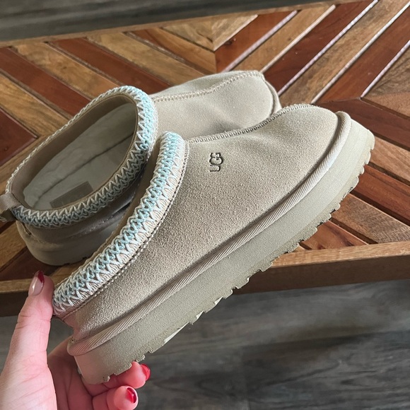 UGG slippers size 6 - Picture 6 of 7